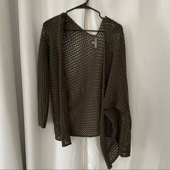 3 for $30 🌼 Dark Green Cardigan - Picture 5 of 6